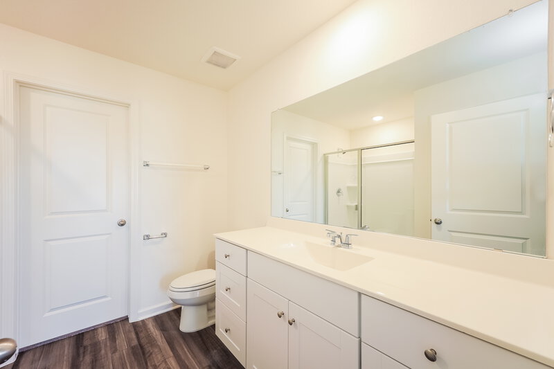 1,895/Mo, 5827 Texas Palm Dr Converse, TX 78109 Main Bathroom View