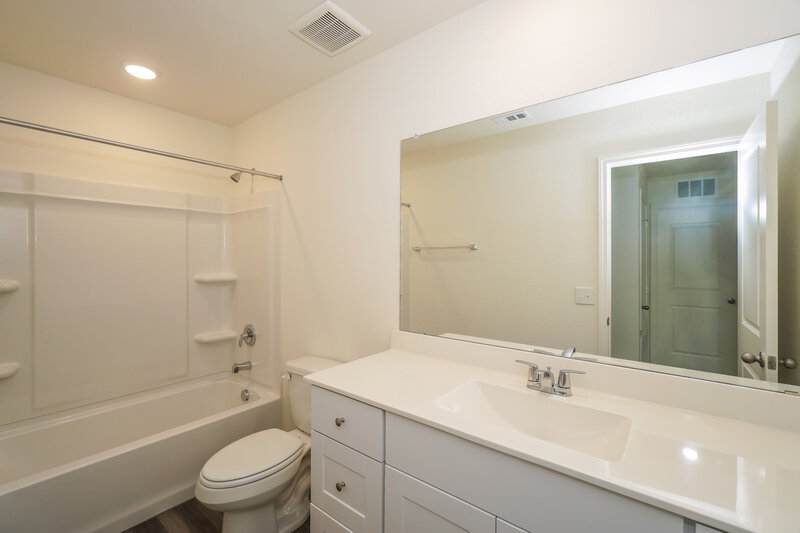 2,040/Mo, 5831 Texas Palm Dr Converse, TX 78109 Bathroom View