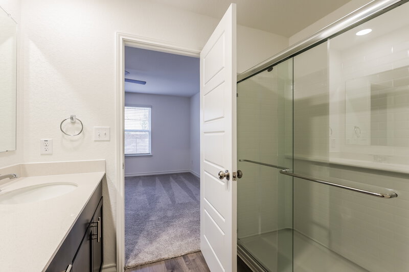 1,710/Mo, 10207 Monte Carmel Pl Converse, TX 78109 Main Bathroom View