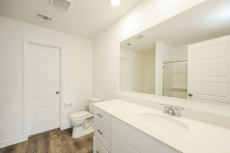 2,100/Mo, 10219 Monte Carmel Pl Converse, TX 78109 Main Bathroom View