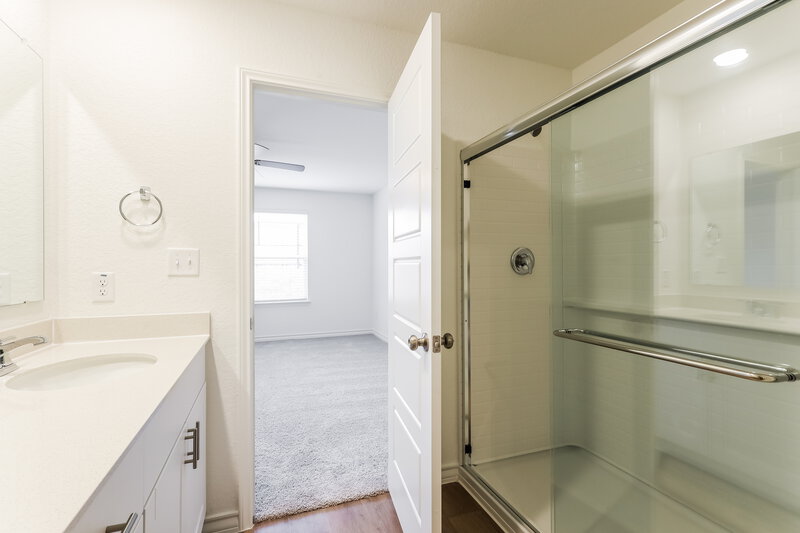 2,140/Mo, 10327 Monte Carmel Pl Converse, TX 78109 Main Bathroom View 2