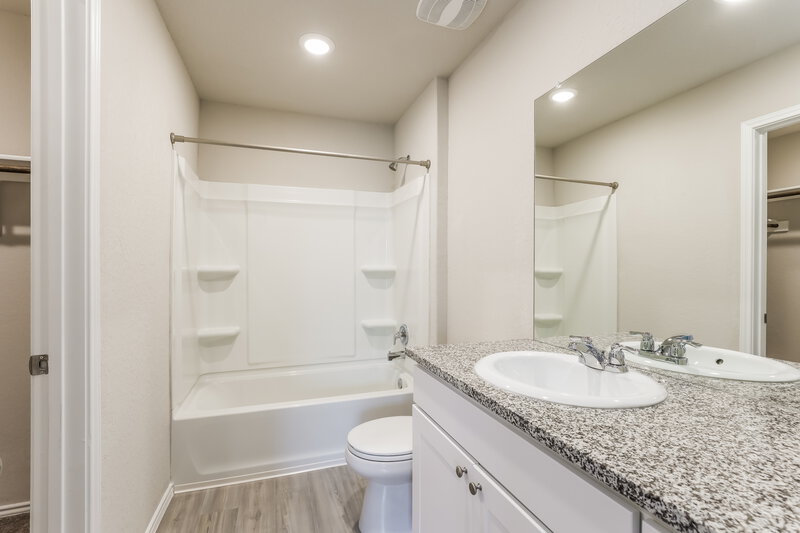 0/Mo, 14528 Southton Pond San Antonio, TX 78223 Main Bathroom View