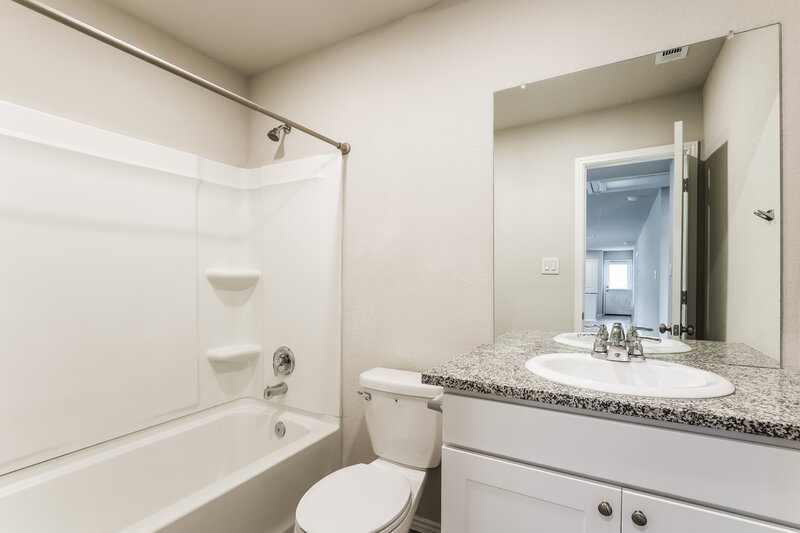 0/Mo, 14528 Southton Pond San Antonio, TX 78223 Bathroom View