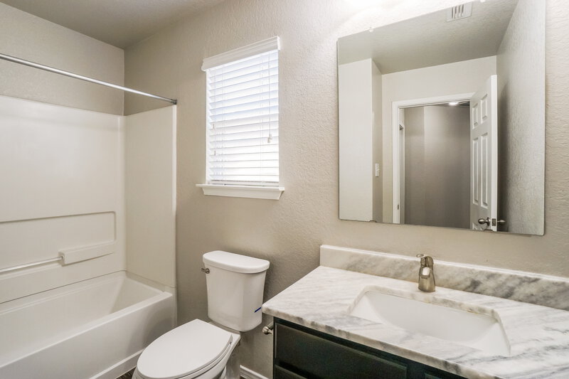 1,655/Mo, 6535 Davenport Bay Converse, TX 78109 Bathroom View