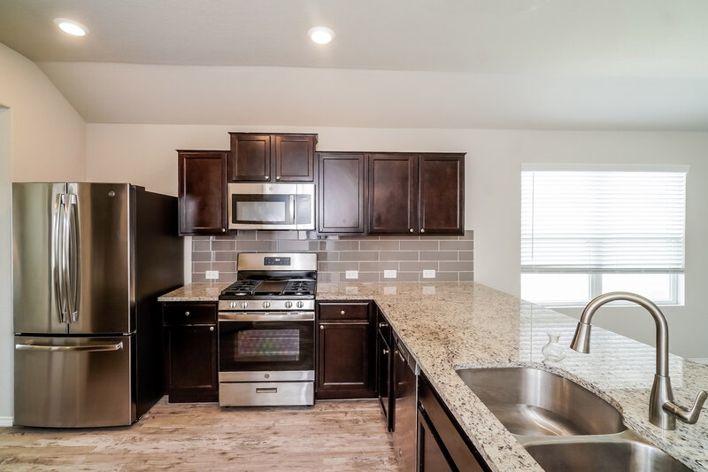 2,550/Mo, 10667 Penelope Way Converse, TX 78109 Kitchen View 2