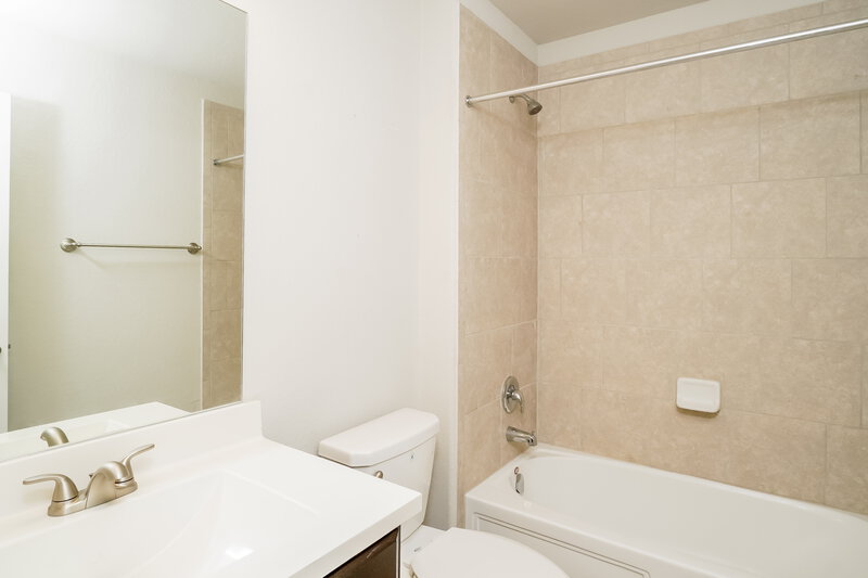 2,550/Mo, 10667 Penelope Way Converse, TX 78109 Main Bathroom View