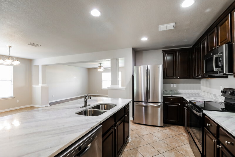 2,105/Mo, 8611 Ludlow Cove Converse, TX 78109 Kitchen View 2