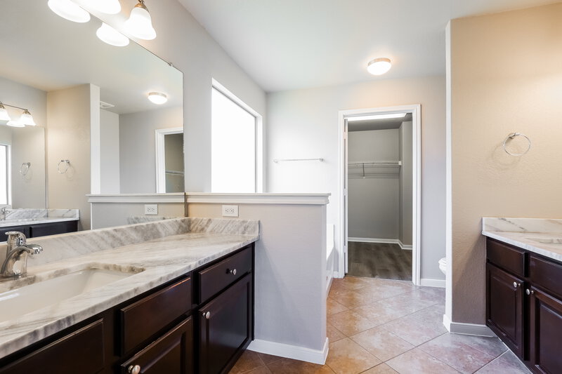 2,105/Mo, 8611 Ludlow Cove Converse, TX 78109 Main Bathroom View