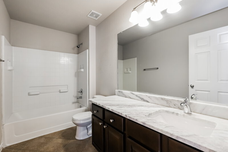 2,105/Mo, 8611 Ludlow Cove Converse, TX 78109 Bathroom View