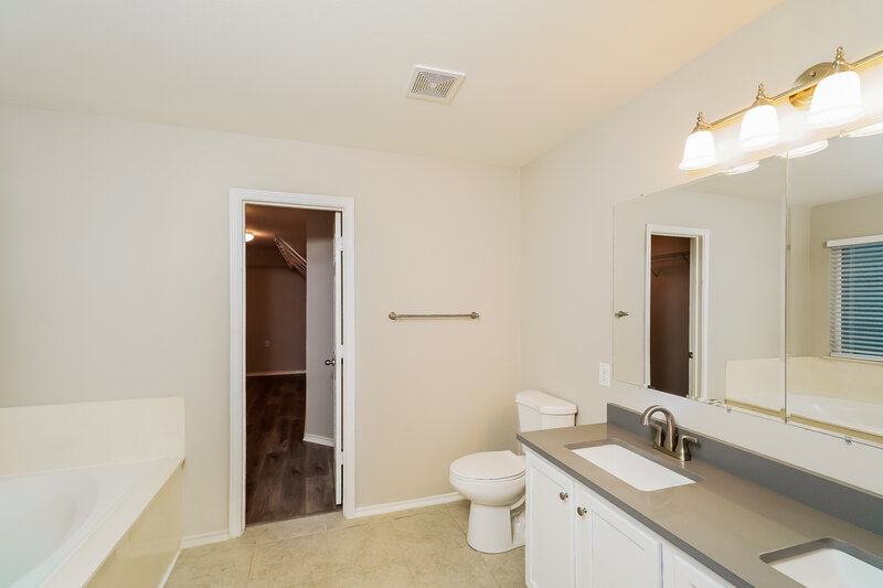 2,570/Mo, 20803 Blue Trinity San Antonio, TX 78259 Main Bathroom View