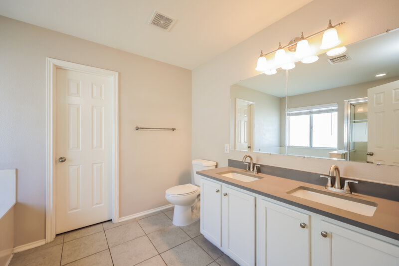 2,670/Mo, 20803 Blue Trinity San Antonio, TX 78259 Main Bathroom View