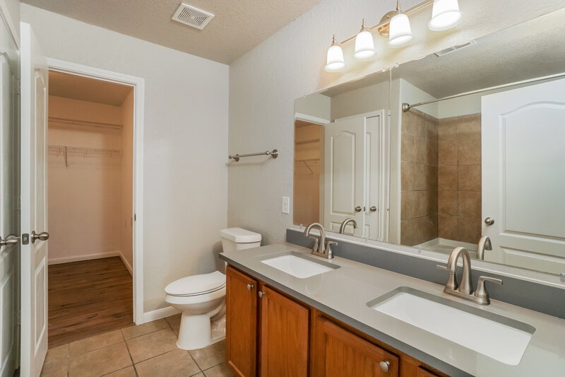 1,905/Mo, 10319 Royal Est San Antonio, TX 78245 Main Bathroom View