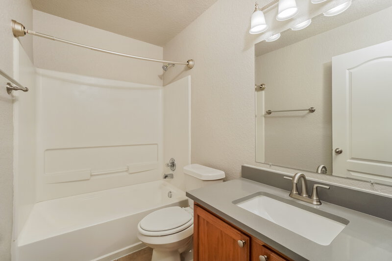 1,905/Mo, 10319 Royal Est San Antonio, TX 78245 Bathroom View