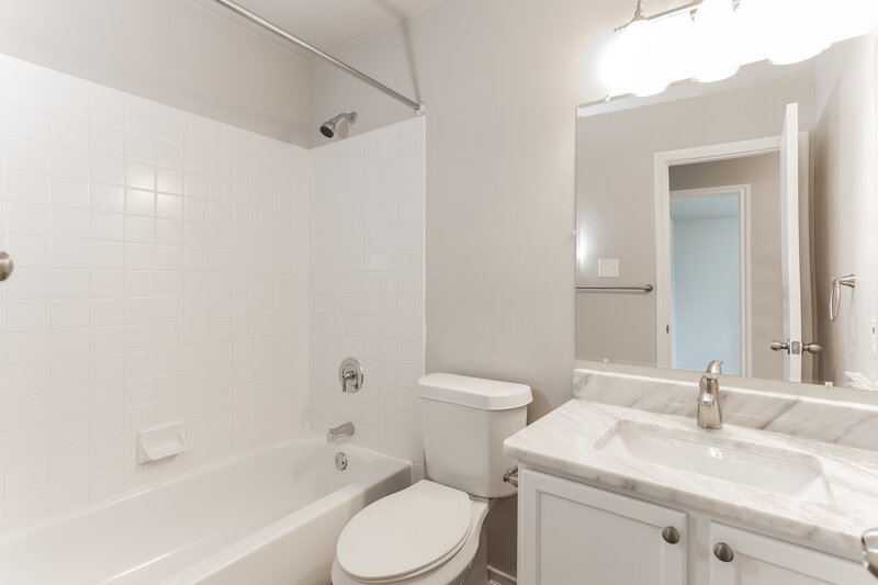 2,275/Mo, 347 Stone Point New Braunfels, TX 78130 Main Bathroom View