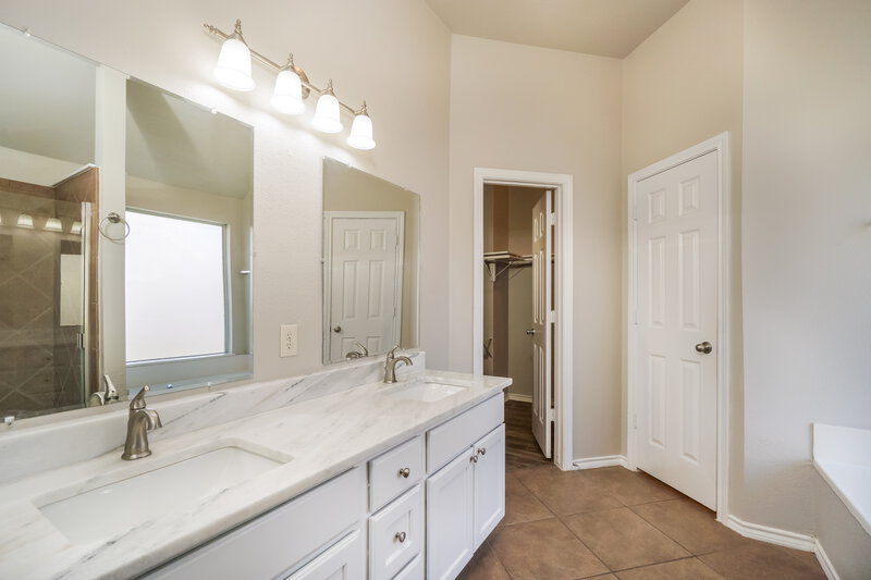 2,050/Mo, 3039 Hidden Meadow Seguin, TX 78155 Main Bathroom View