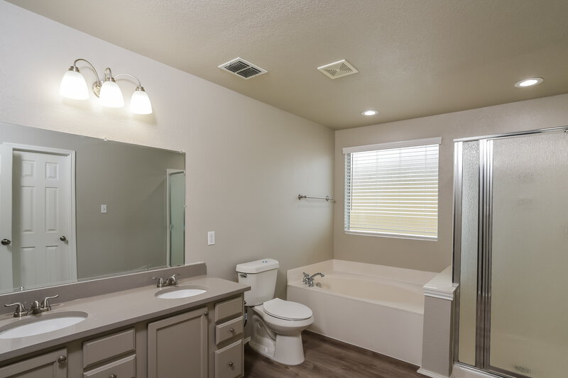 2,350/Mo, 13415 Solar Crest San Antonio, TX 78245 Main Bathroom View
