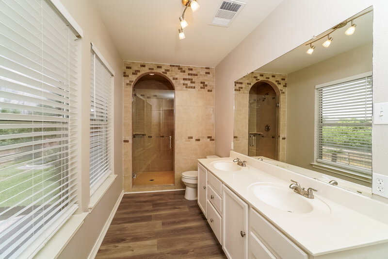 2,050/Mo, 12014 Legend Trail Helotes, TX 78023 Main Bathroom View