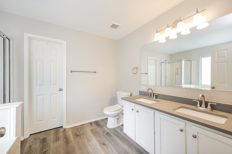 2,045/Mo, 212 Texas Mulberry San Antonio, TX 78253 Main Bathroom View