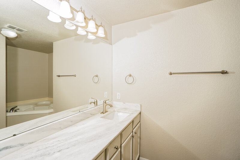 1,450/Mo, 5410 Chase Canyon San Antonio, TX 78252 Main Bathroom View