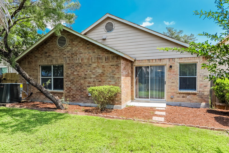 0/Mo, 1231 Range Finder San Antonio, TX 78245 Rear View