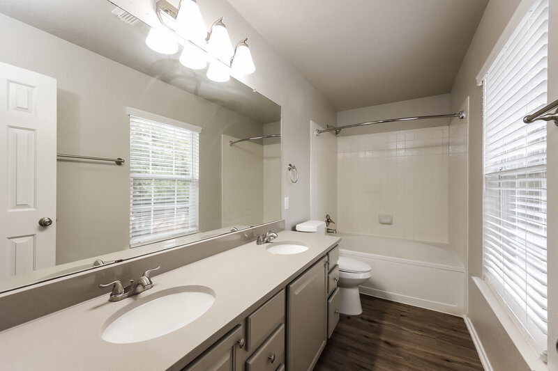 2,195/Mo, 310 Upland Creek San Antonio, TX 78245 Main Bathroom View
