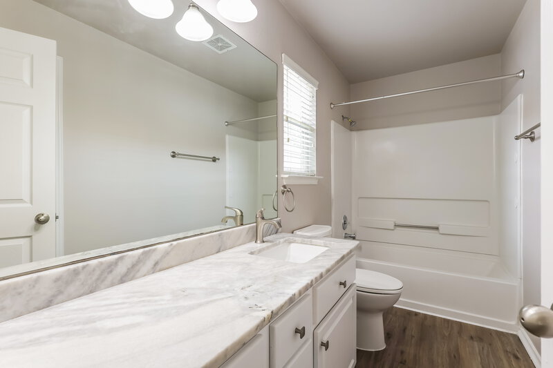 1,930/Mo, 14819 Wilmington Selma, TX 78154 Main Bathroom View