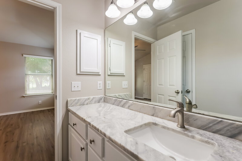 1,930/Mo, 14819 Wilmington Selma, TX 78154 Main Bathroom View 2