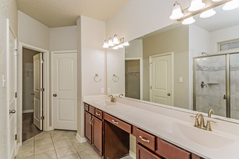 1,830/Mo, 3504 Silver Set San Antonio, TX 78245 Main Bathroom View