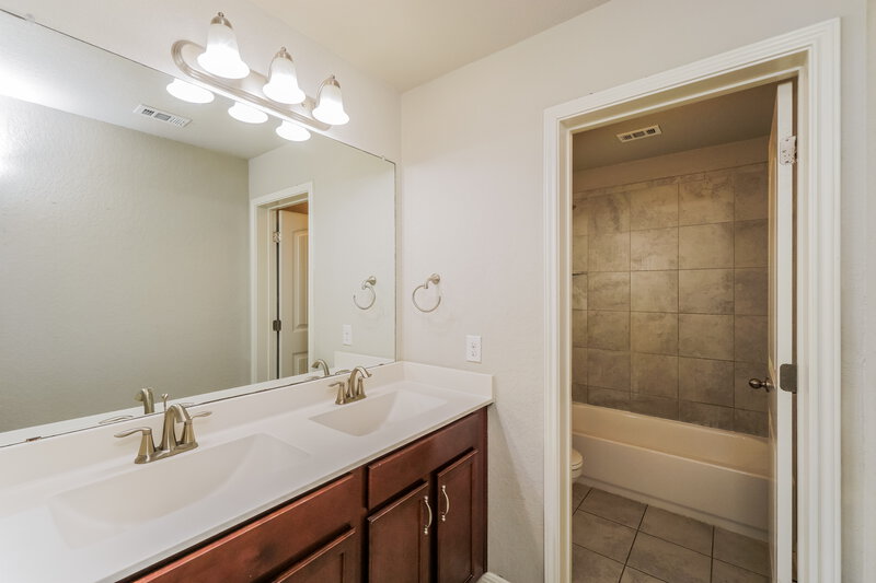 1,830/Mo, 3504 Silver Set San Antonio, TX 78245 Bathroom View