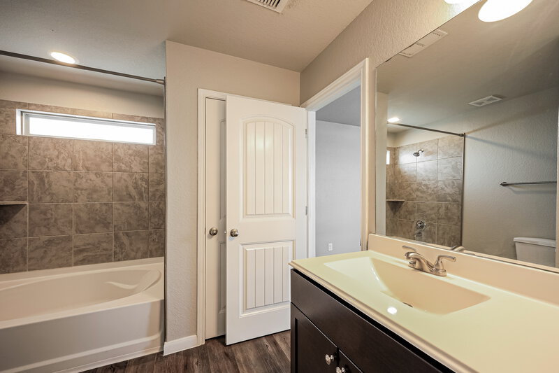 2,410/Mo, 15332 Daystar Pass San Antonio, TX 78253 Main Bathroom View
