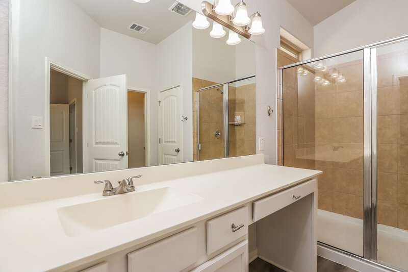 1,660/Mo, 8233 Oak Harvest Dr San Antonio, TX 78254 Main Bathroom View