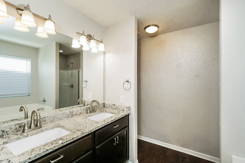 1,970/Mo, 5827 Southern Knoll San Antonio, TX 78261 Main Bathroom View