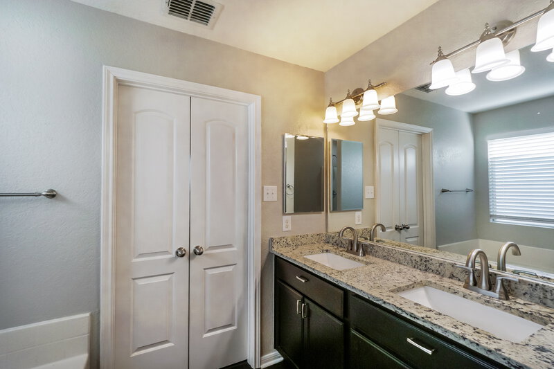 1,970/Mo, 5827 Southern Knoll San Antonio, TX 78261 Bathroom View