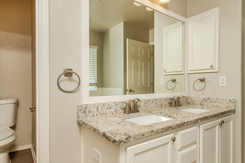 2,780/Mo, 4723 Gambels Quail Converse, TX 78109 Main Bathroom View