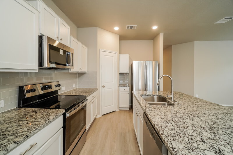 1,795/Mo, 10303 Barbeque Bay Converse, TX 78109 Kitchen View