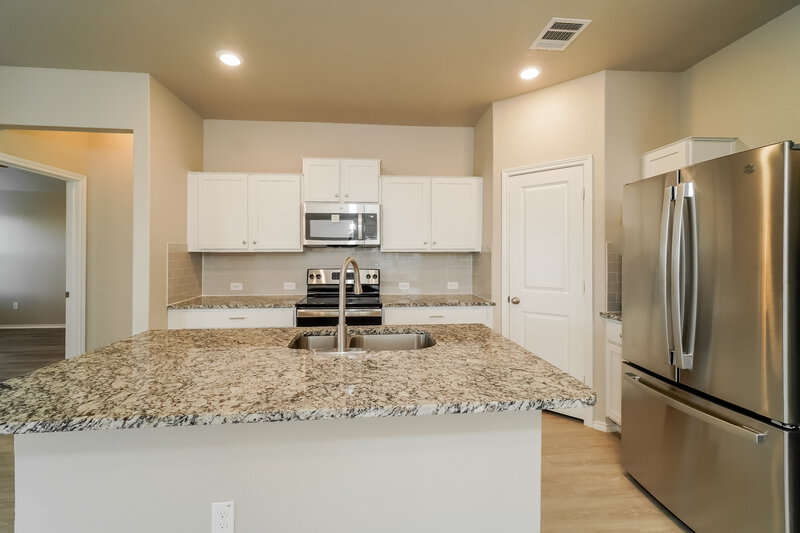 1,795/Mo, 10303 Barbeque Bay Converse, TX 78109 Kitchen View 2