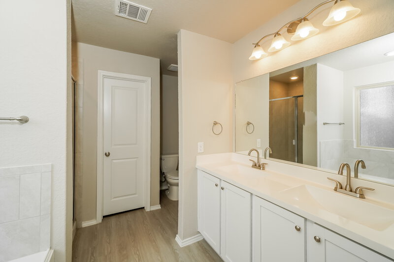 1,795/Mo, 10303 Barbeque Bay Converse, TX 78109 Main Bathroom View