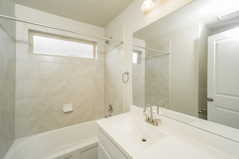 1,795/Mo, 10303 Barbeque Bay Converse, TX 78109 Bathroom View