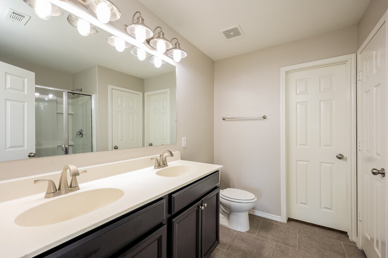 2,500/Mo, 10502 Castello Canyon San Antonio, TX 78254 Main Bathroom View