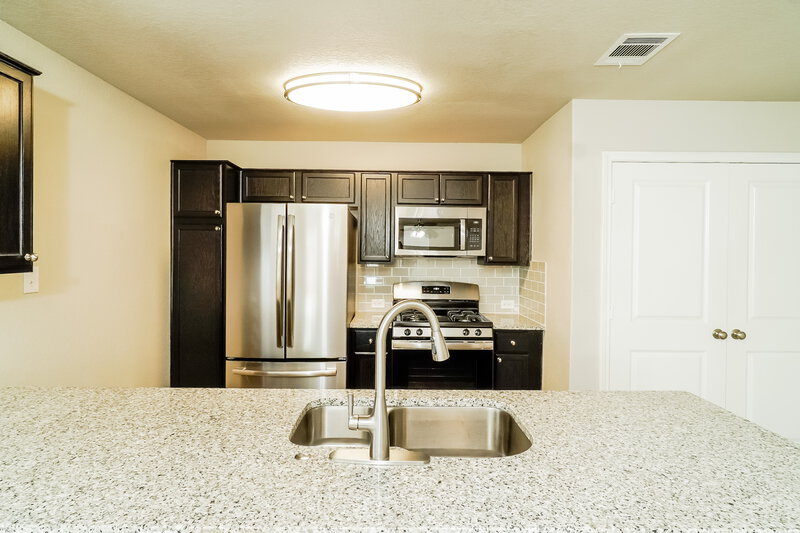1,905/Mo, 11323 Babcock Bend San Antonio, TX 78249 Kitchen View 2