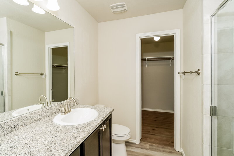 1,905/Mo, 11323 Babcock Bend San Antonio, TX 78249 Main Bathroom View