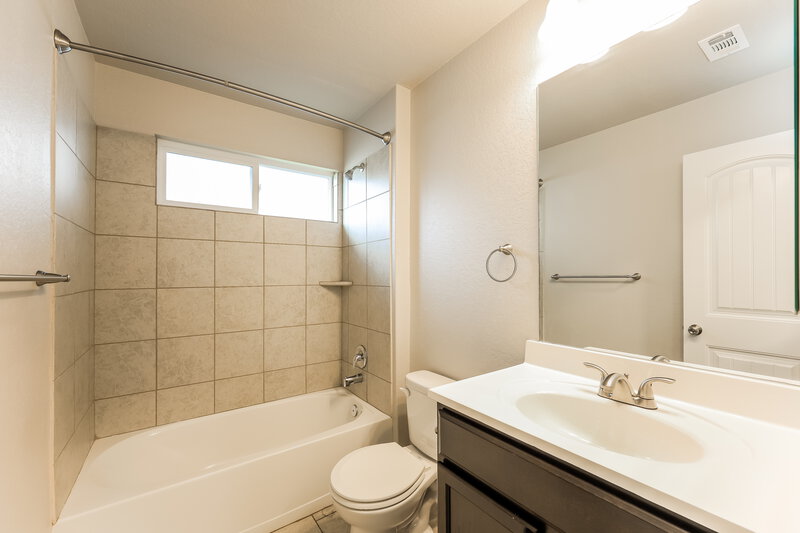 1,570/Mo, 2503 Barbwire Way San Antonio, TX 78244 Bathroom View