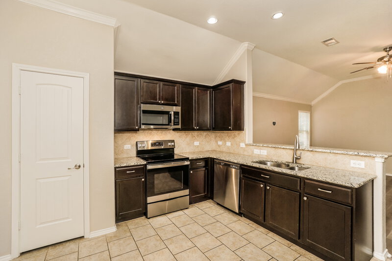 1,905/Mo, 577 Saddle Back Trail Cibolo, TX 78108 Kitchen View