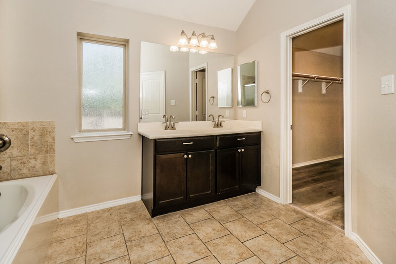 1,905/Mo, 577 Saddle Back Trail Cibolo, TX 78108 Main Bathroom View