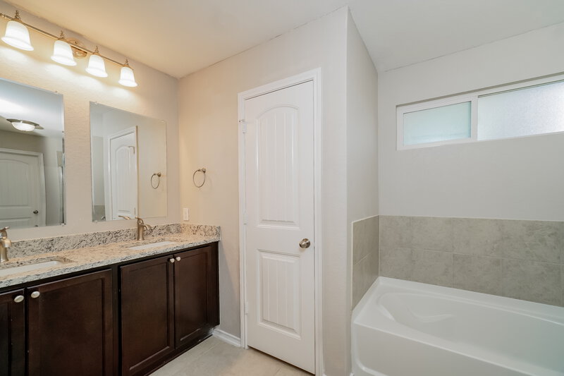 2,085/Mo, 15130 Cinnamon Teal San Antonio, TX 78253 Main Bathroom View