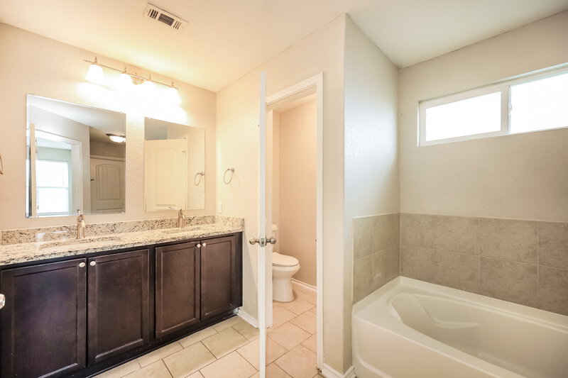 2,205/Mo, 15130 Cinnamon Teal San Antonio, TX 78253 Main Bathroom View