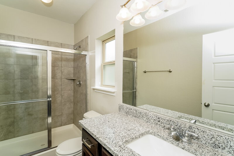 1,820/Mo, 7234 Birch Stage San Antonio, TX 78244 Main Bathroom View