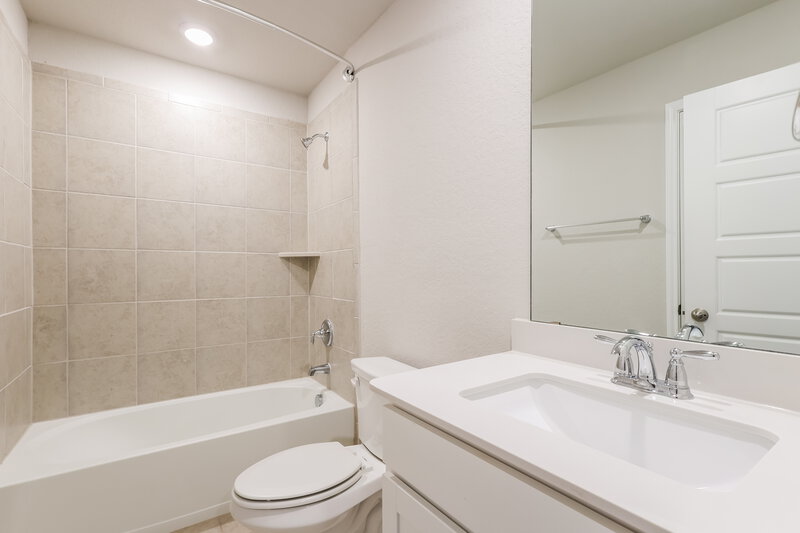 1,905/Mo, 512 Shelton Pass Cibolo, TX 78108 Bathroom View