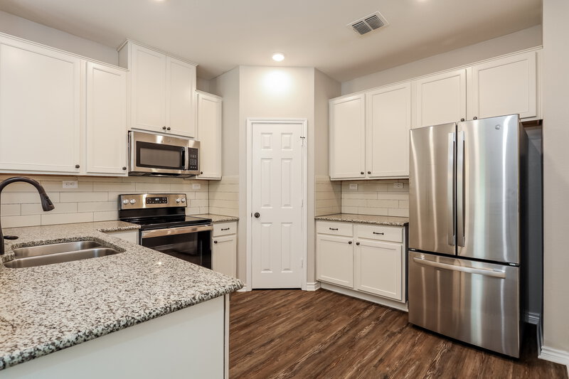 1,875/Mo, 8107 Broussard San Antonio, TX 78253 Kitchen View