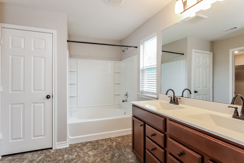 1,875/Mo, 8107 Broussard San Antonio, TX 78253 Main Bathroom View